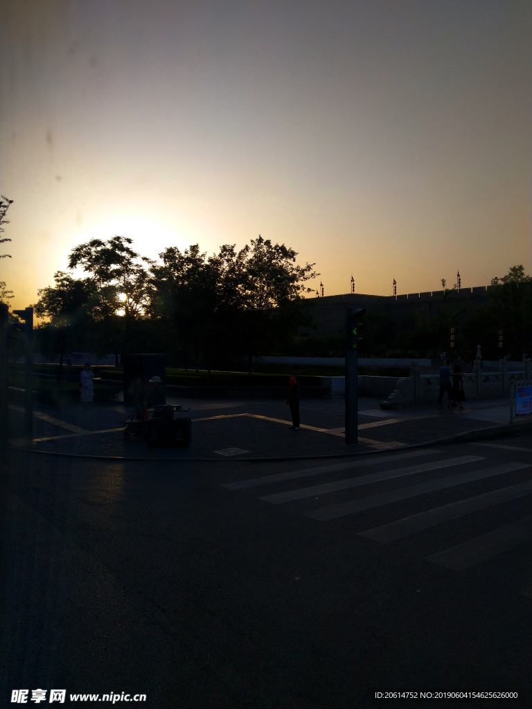 日暮下的护城河美景