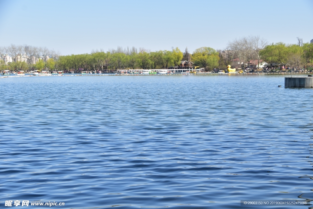 风平浪静的湖面