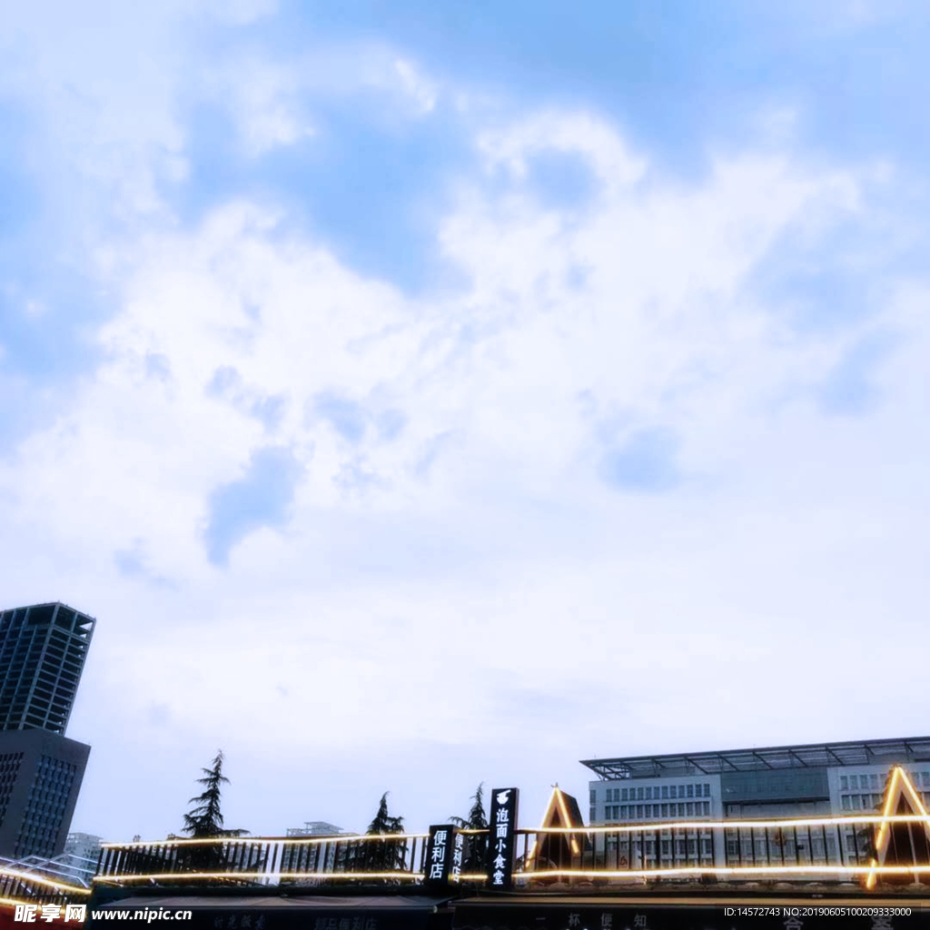 天空街景摄影图