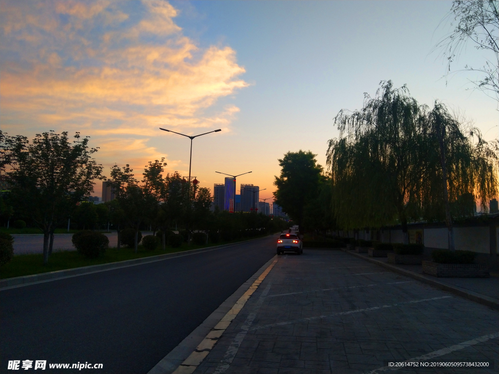日暮下的城市风景
