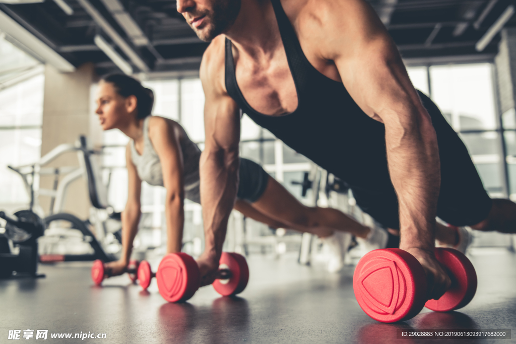 肌肉男哑铃健身