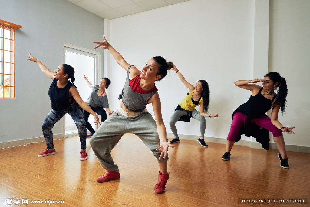 成人女生健身房跳舞