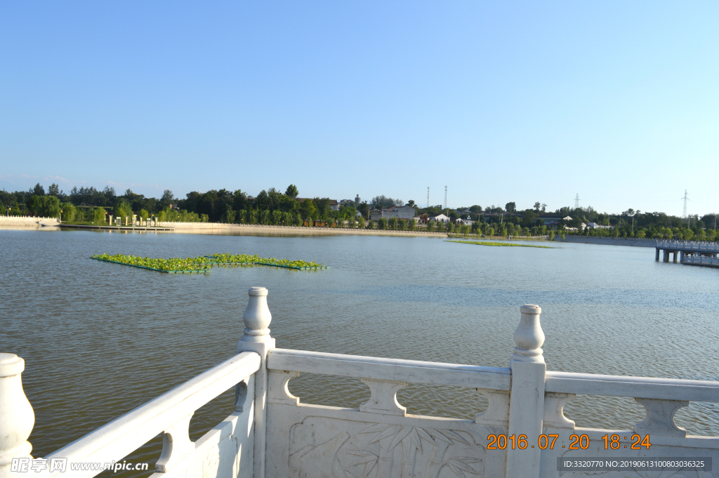 人工湖  湖面   蓝天白云