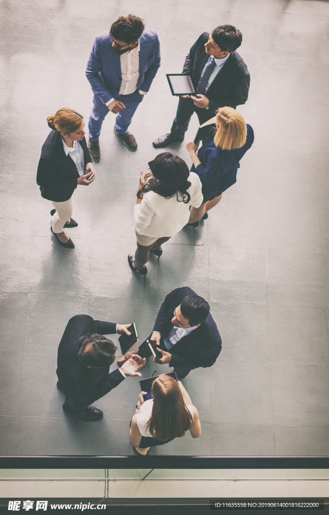俯视正在讨论的人群