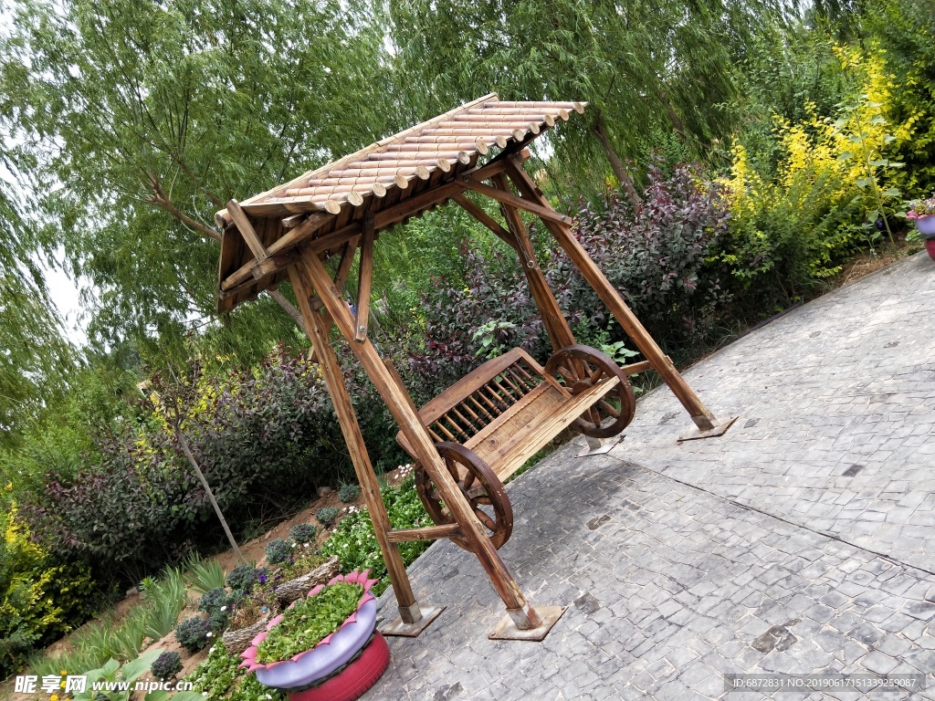 蓝天白云 绿树成荫  微风浮云