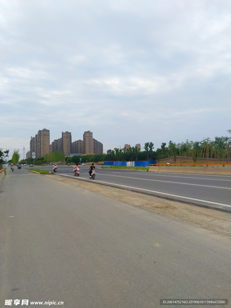 空荡荡的城市街道