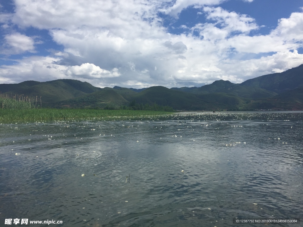 云南 蓝天 湖水 美丽 白云