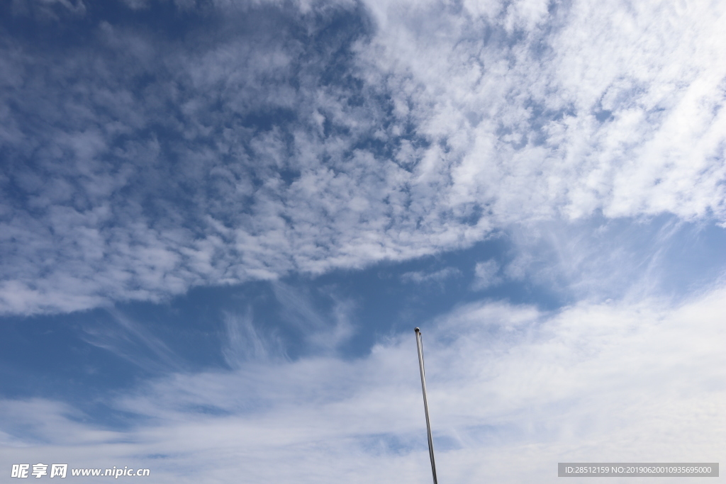 创意梦幻天空 蓝天白云元素 朦