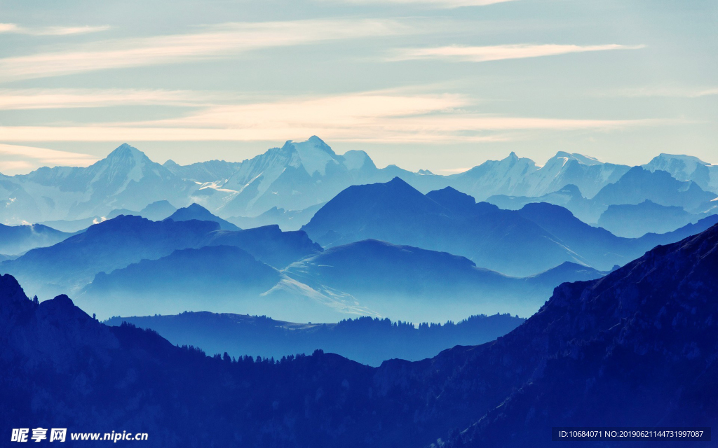 延绵的山脉背景
