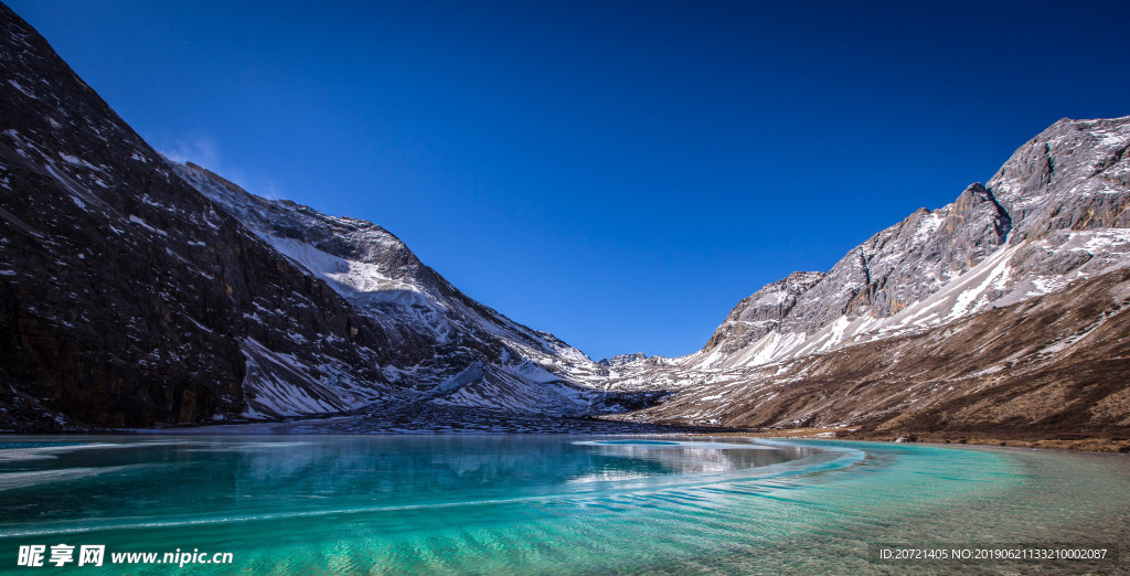 雪山 湖泊