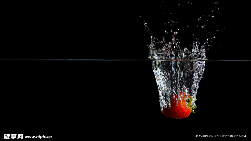 落入水中的草莓