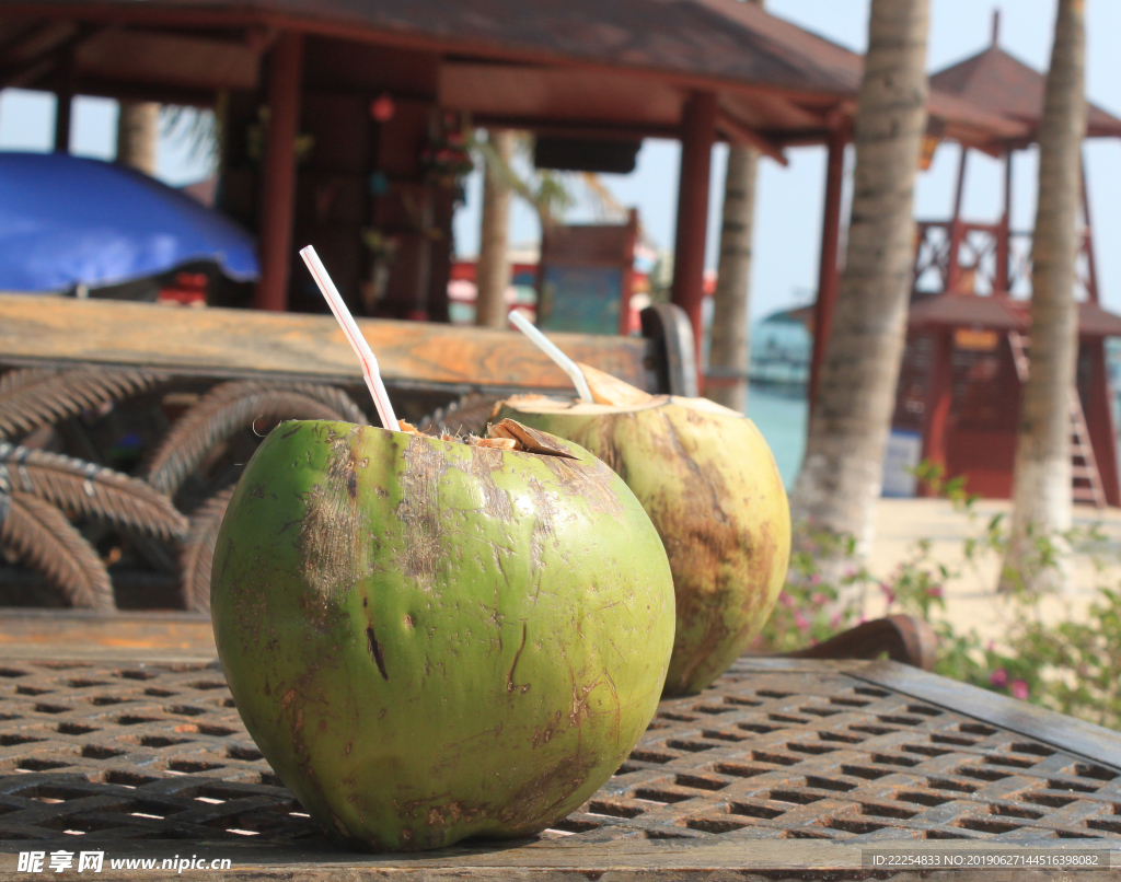 沙滩上的绿色椰子果汁