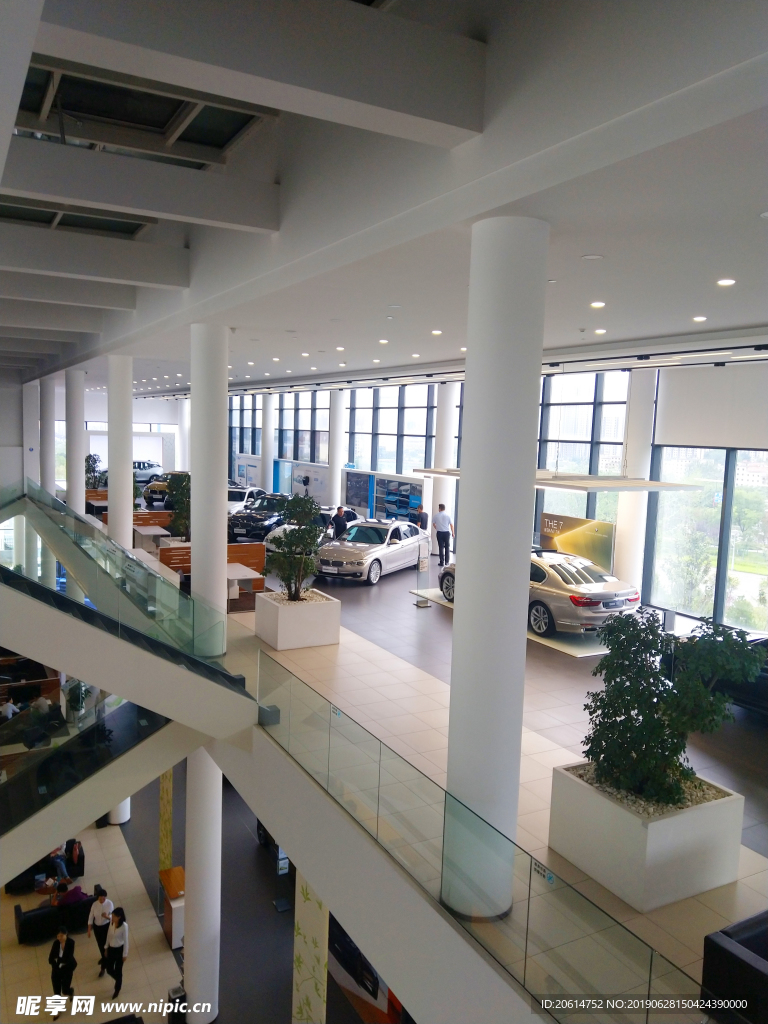 宽敞的汽车展厅