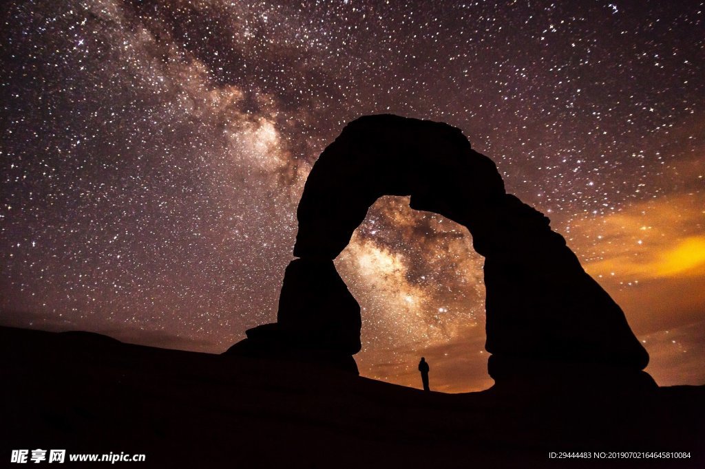 岩石曲拱下的人