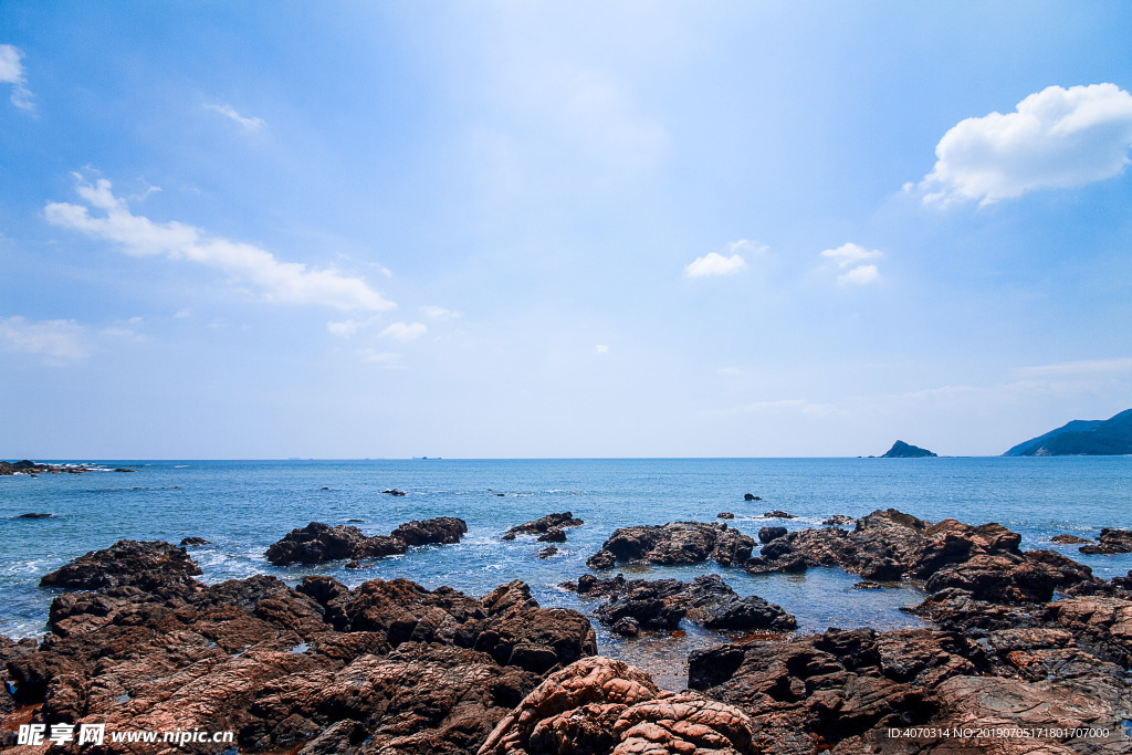 西涌海岸线蓝天白云大海礁石