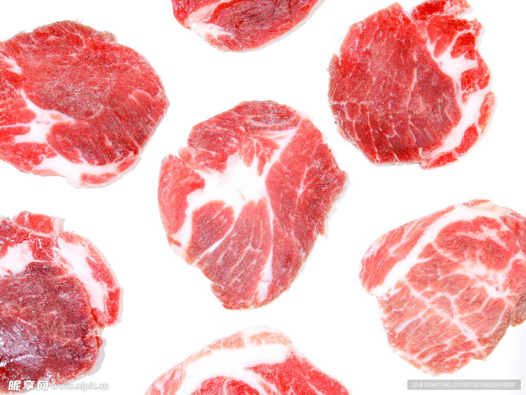 纯色背景五花肉摄影图