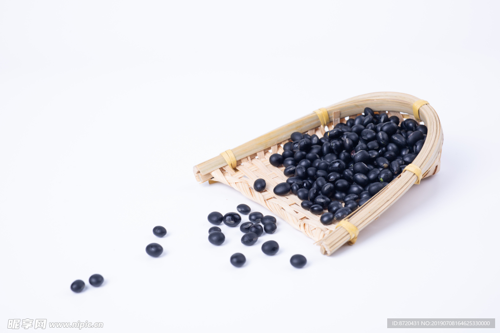 黑豆五谷杂粮白底摄影