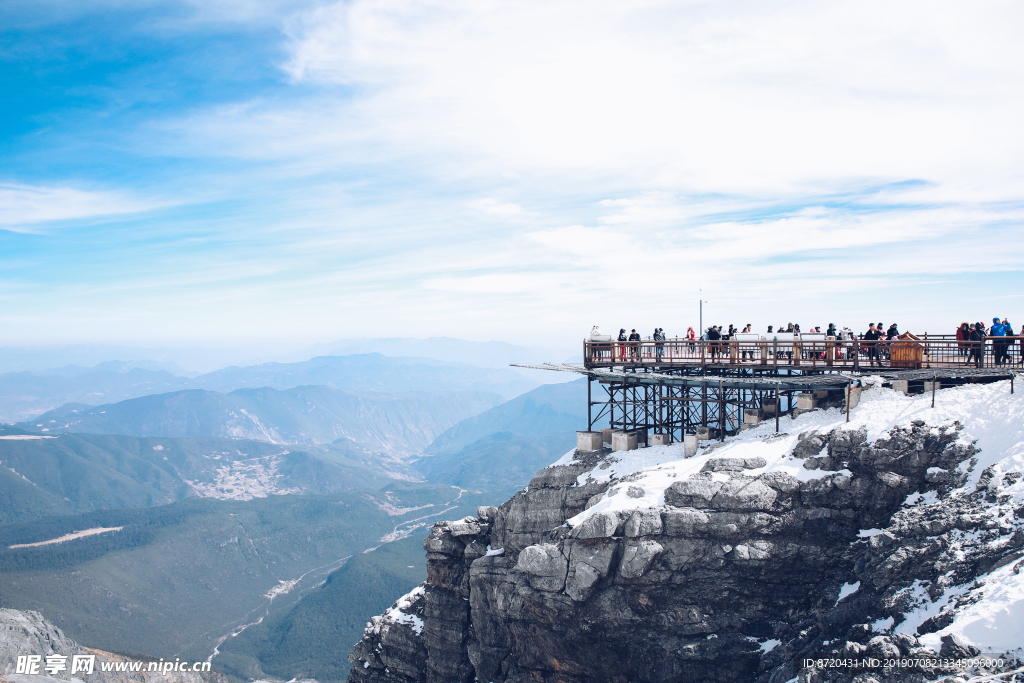 蓝天白云云南雪山高原山峰