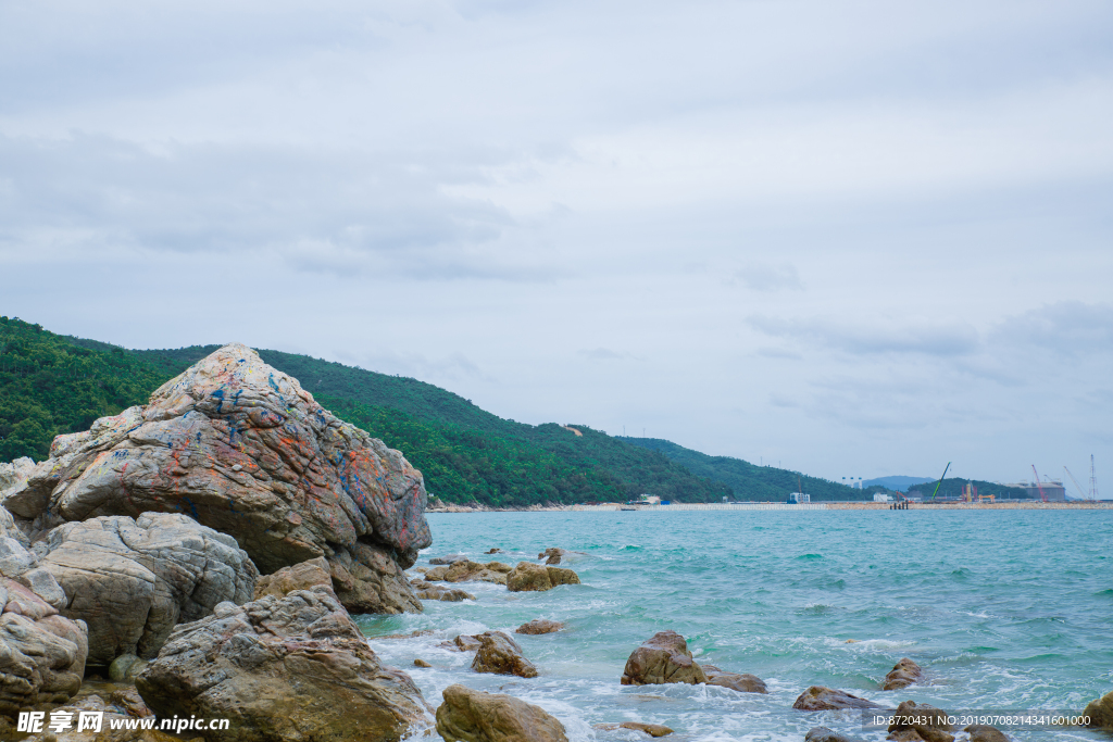 蓝天白云海边岩石海浪