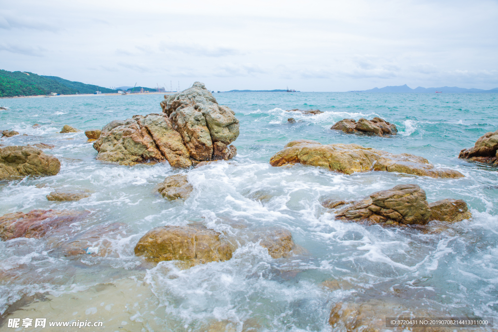 海边沙滩岩石海浪退潮蓝天白云石