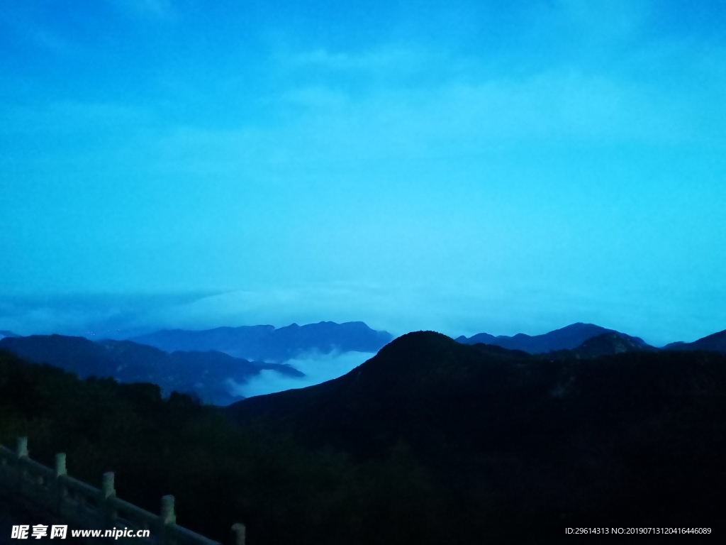 凌晨夜晚泰山云海壁纸