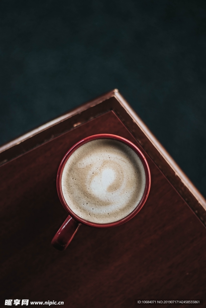 方盘中的美味牛奶咖啡