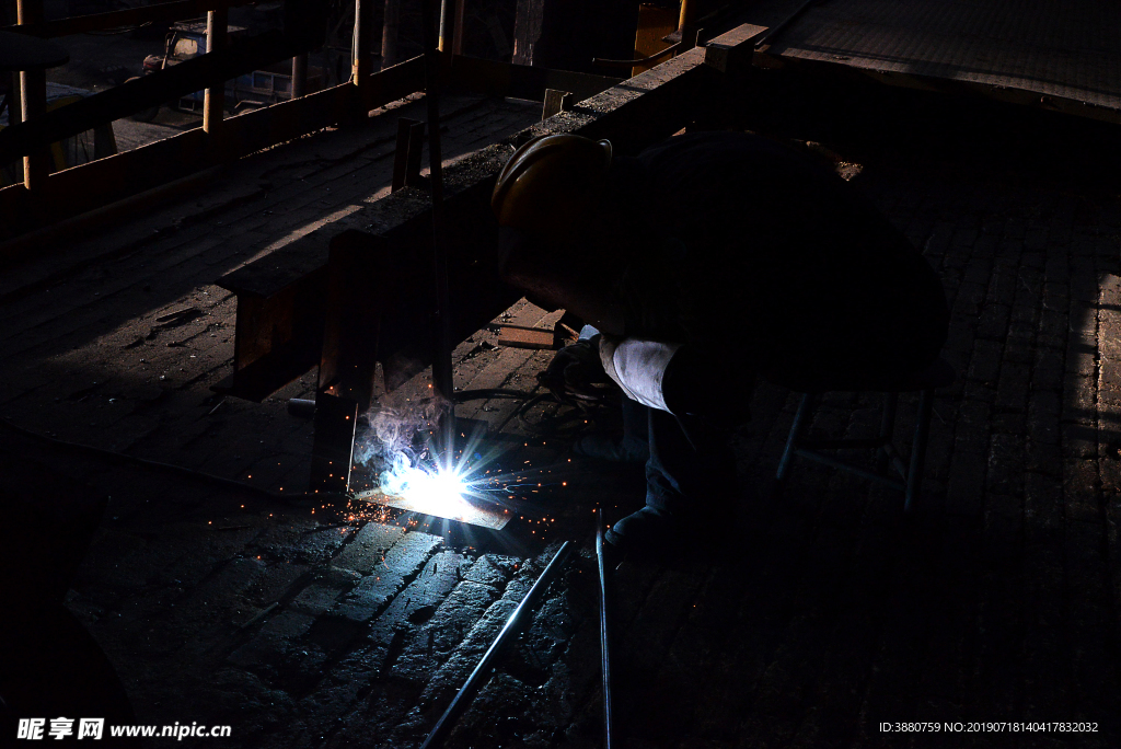 钢铁厂电焊工作