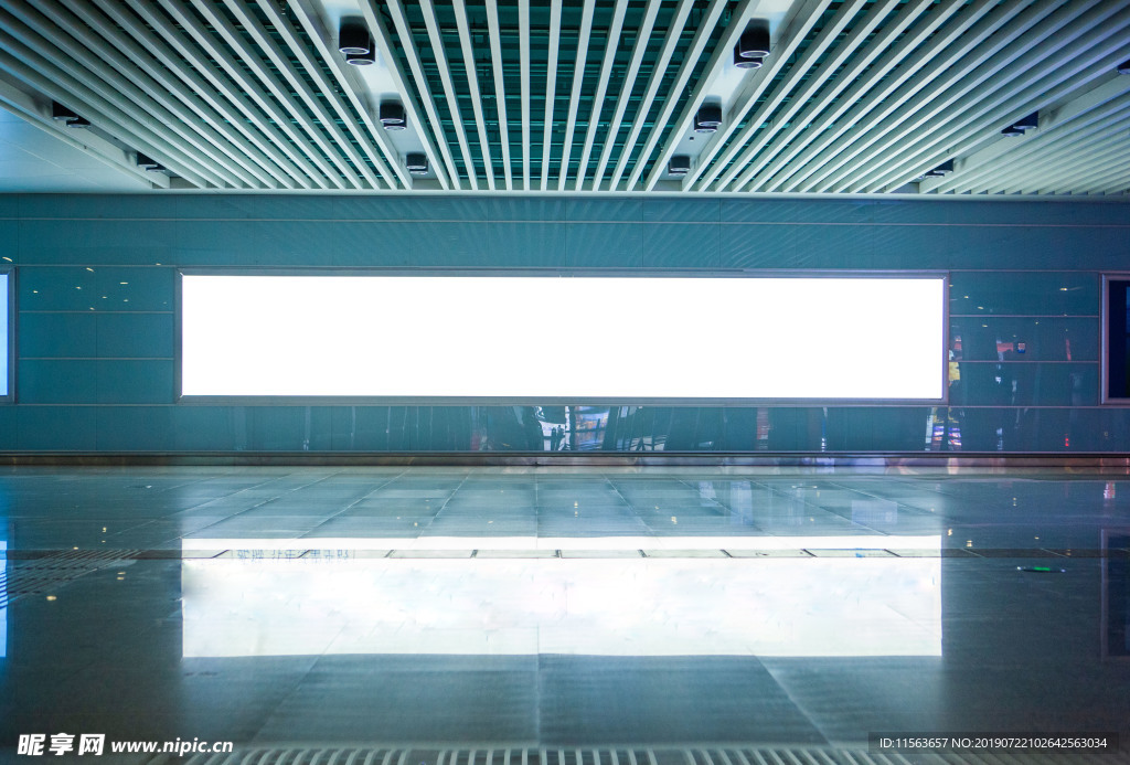 通道大型空白广告牌