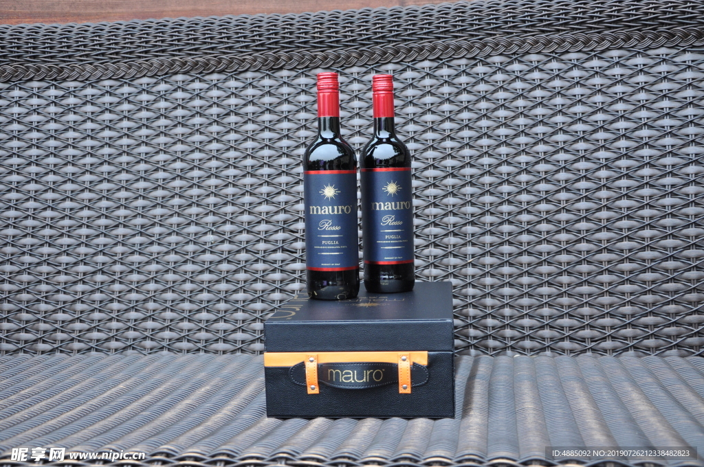 瑪威勒罗尚礼盒红酒户外拍摄图
