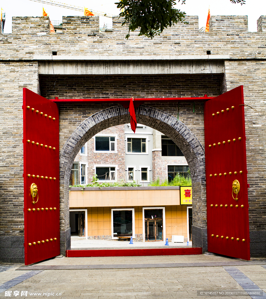 打开的朱漆大门