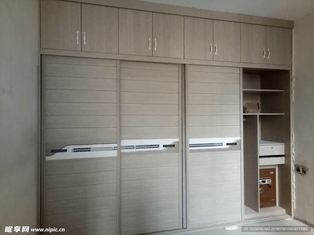 木纹推拉门衣柜四门