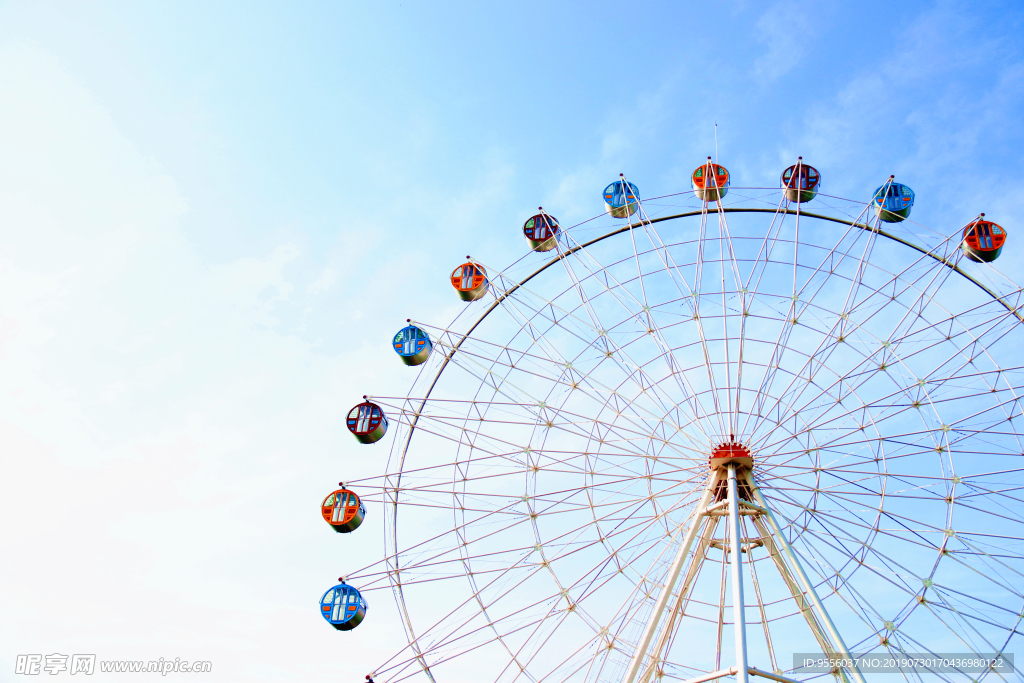 蓝天白云下的幸福摩天轮