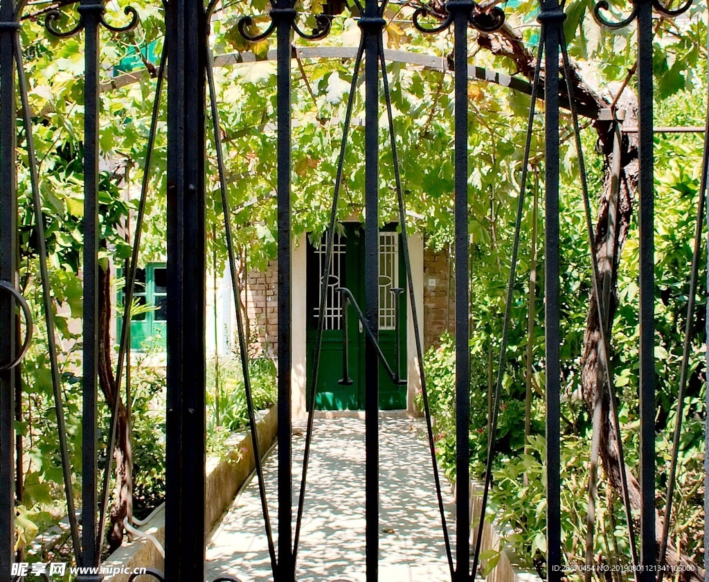 古老的地中海城市的花园的大门