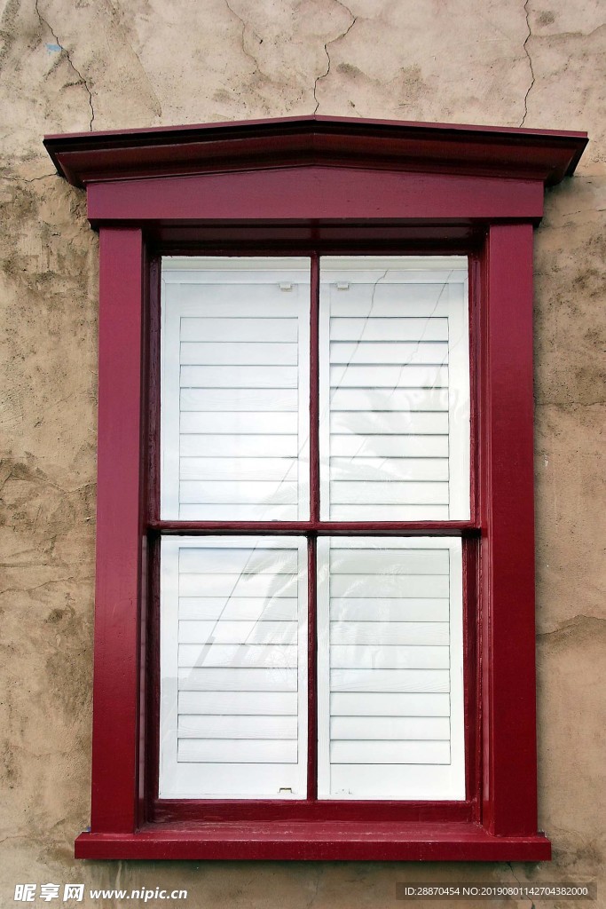 现代窗口和老墙壁