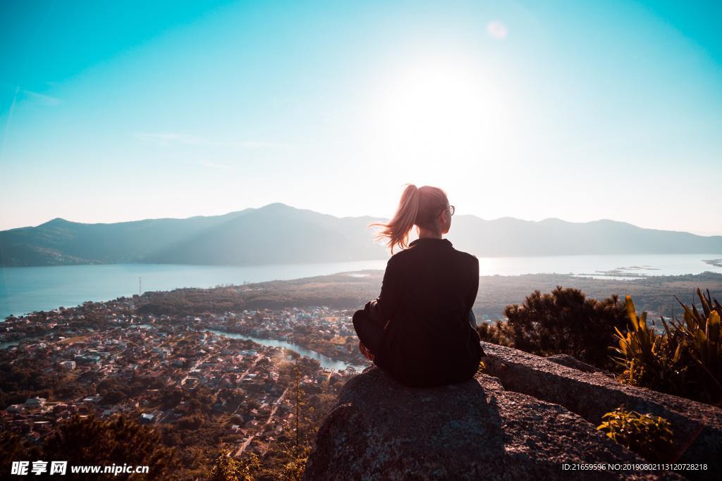 人 高处  俯视城市  蓝天