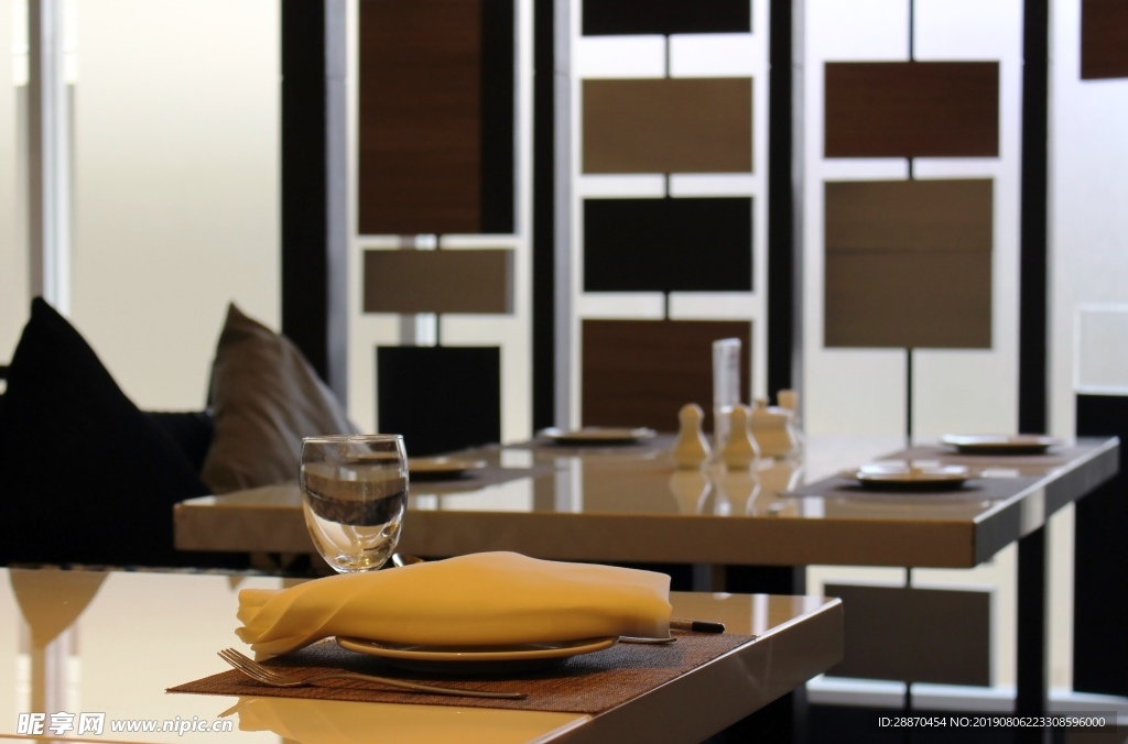 在现代餐厅的表设置