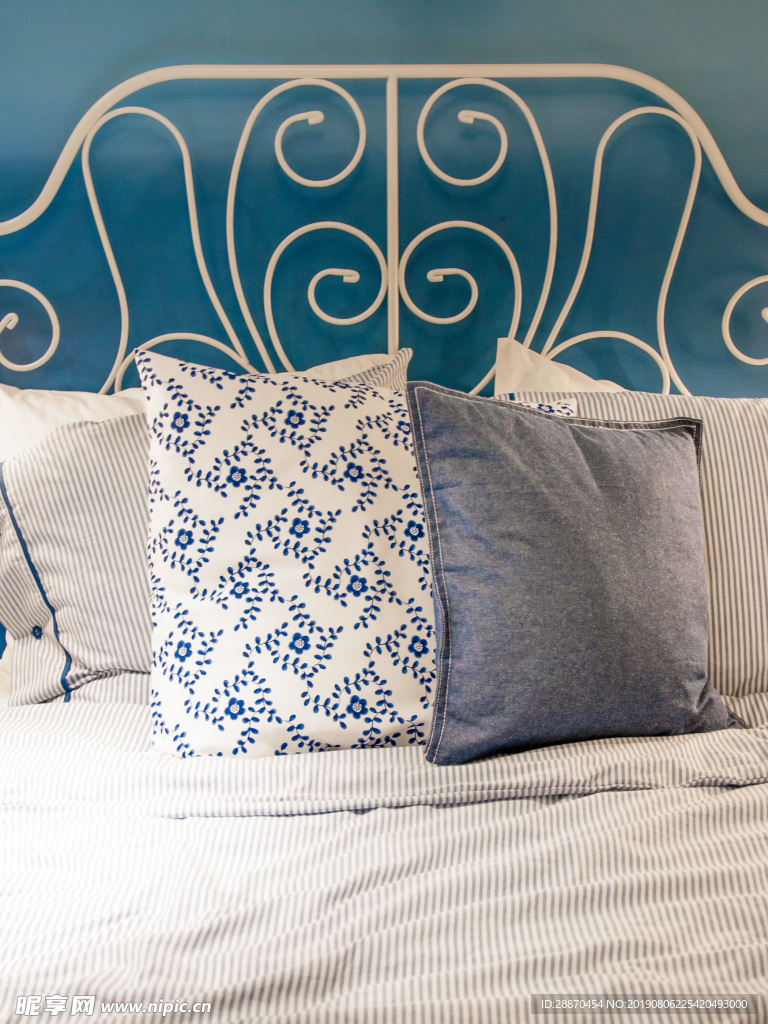 在卧室里的床上用蓝色亚麻布