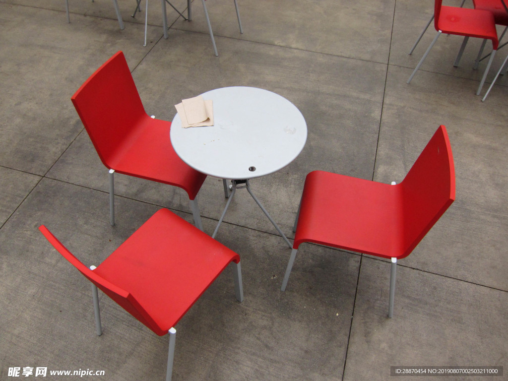 一家餐馆的桌椅