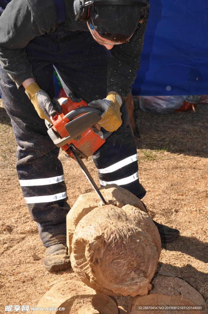 Crftsman正在使用电锯