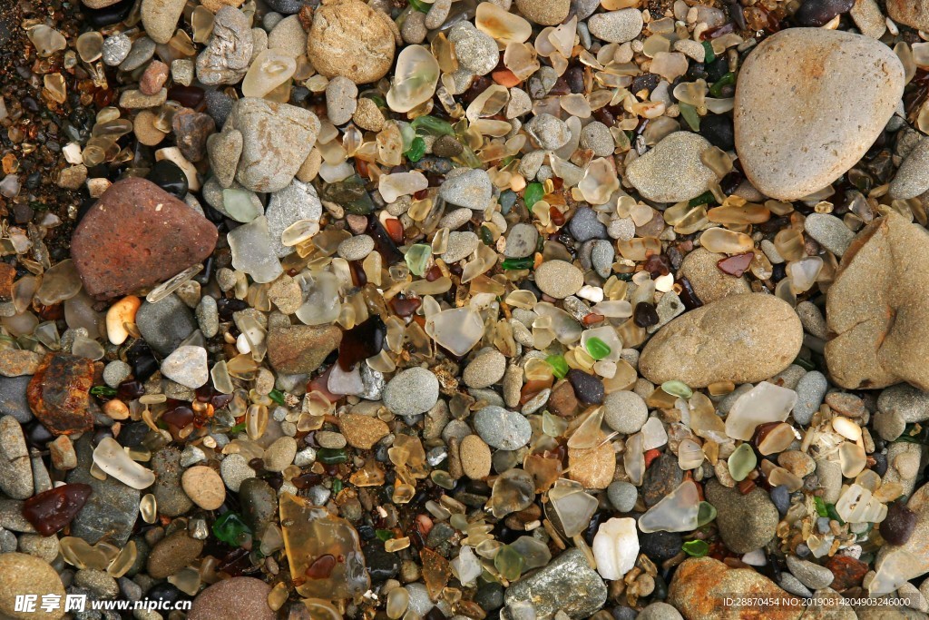 玻璃在沙滩的背景