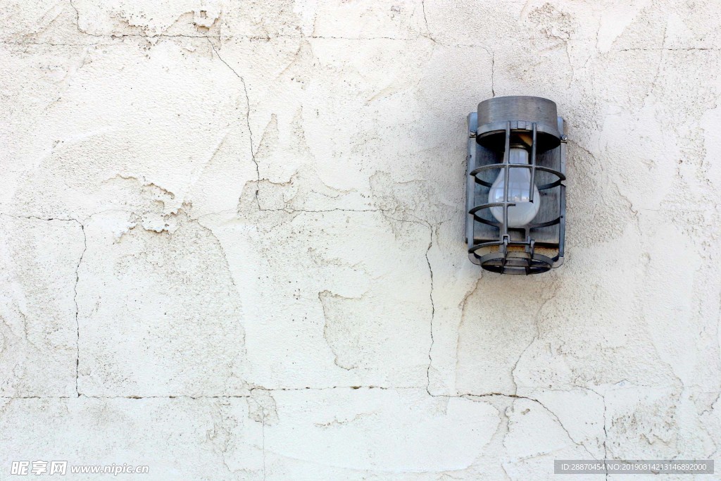 在块墙壁上的金属笼子的孤立安全