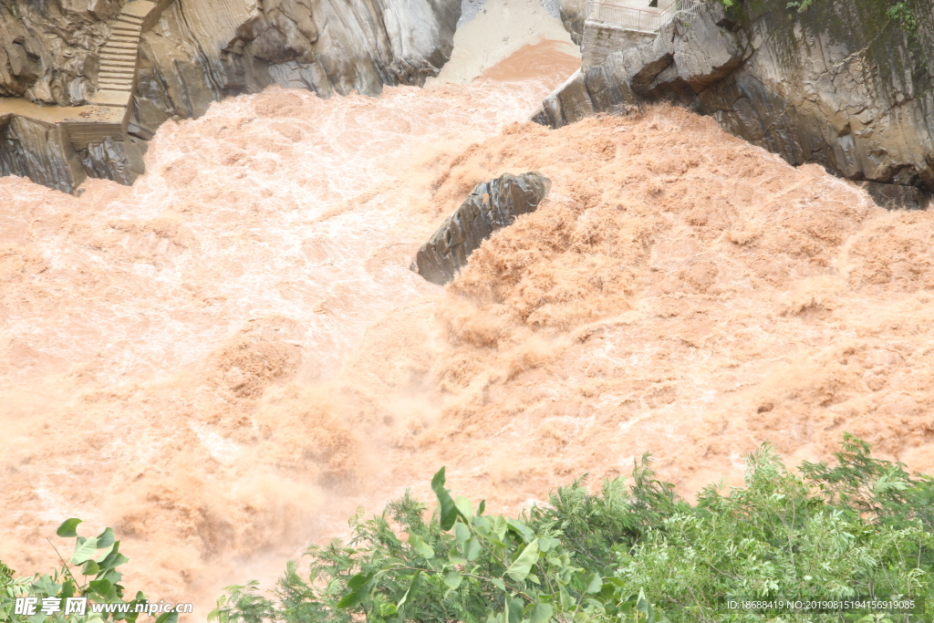 虎跳峡水流