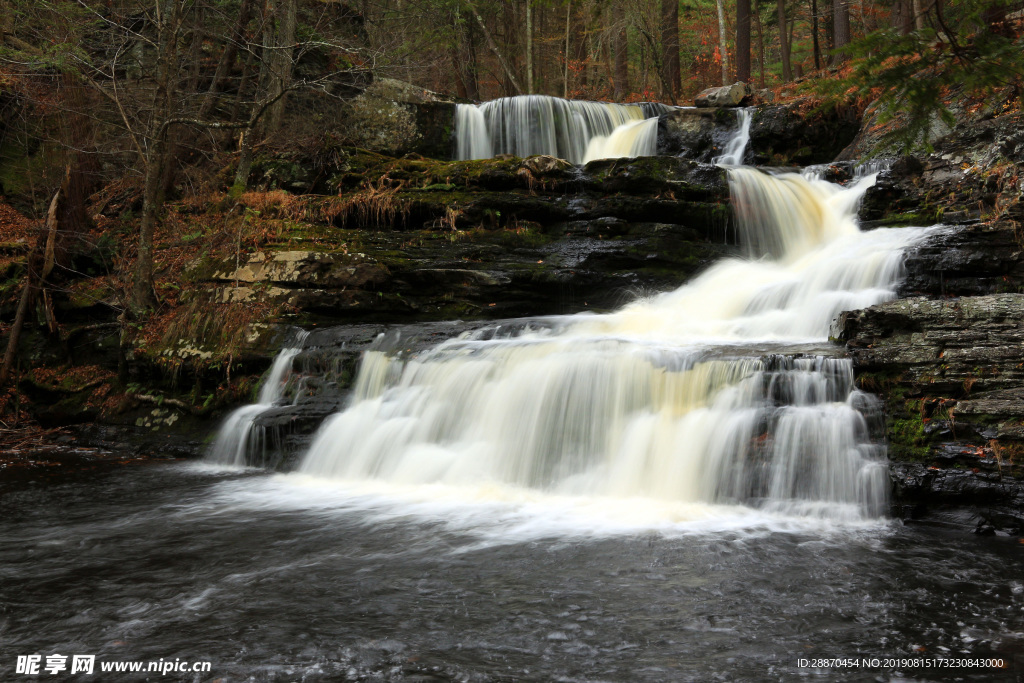 工厂娱乐场所水落下的场景