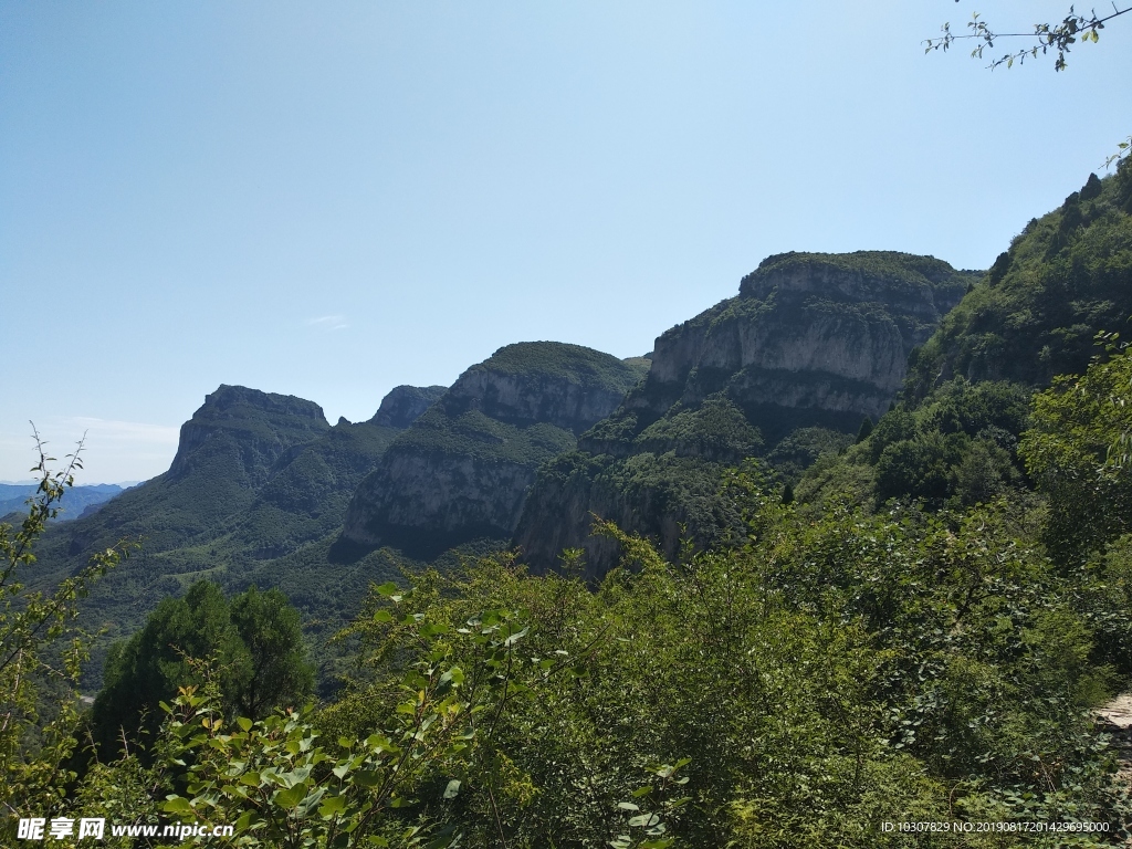 云梦山 山体 大山 蓝天 白云