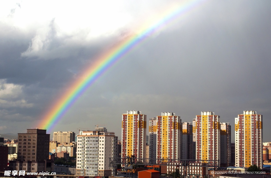 城市天空彩虹