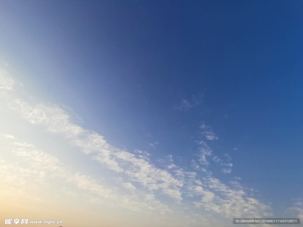 蓝天白云晚霞图