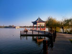 蓝天湖边下的古亭杨柳依傍木桥通