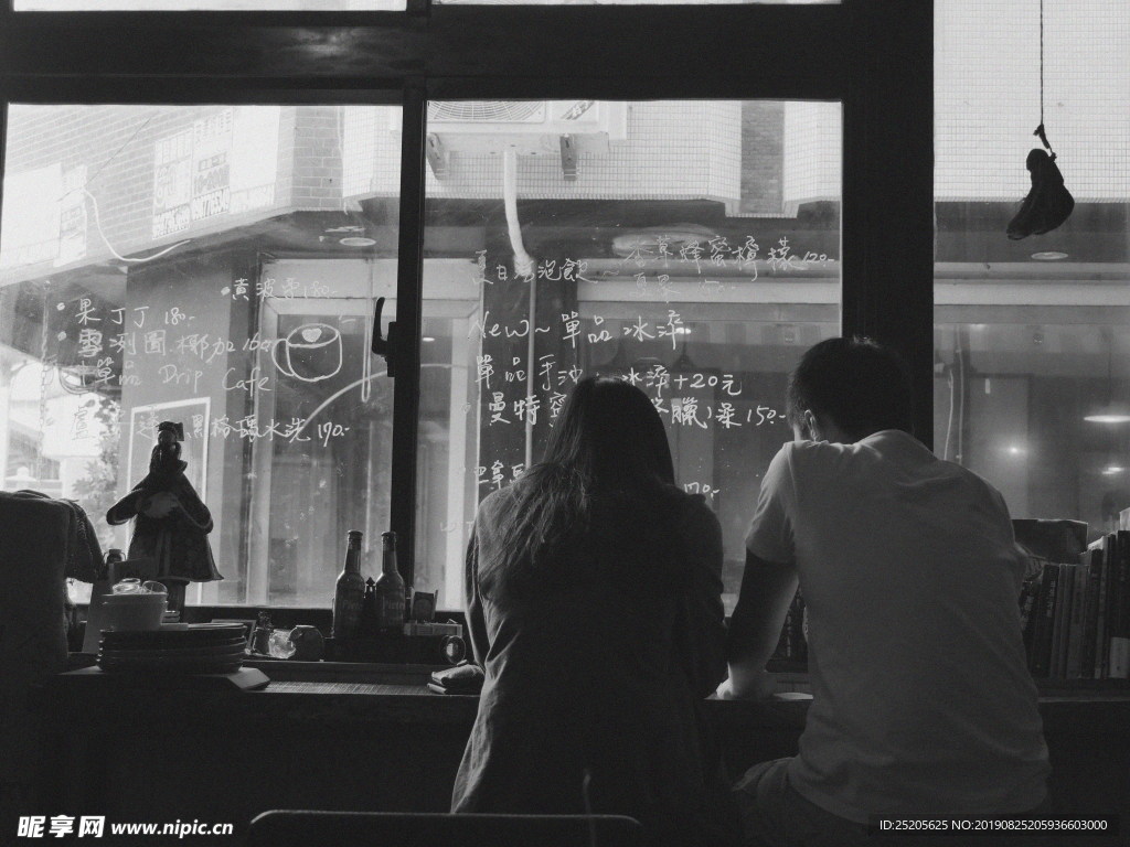 情侣一男一女黑白背影