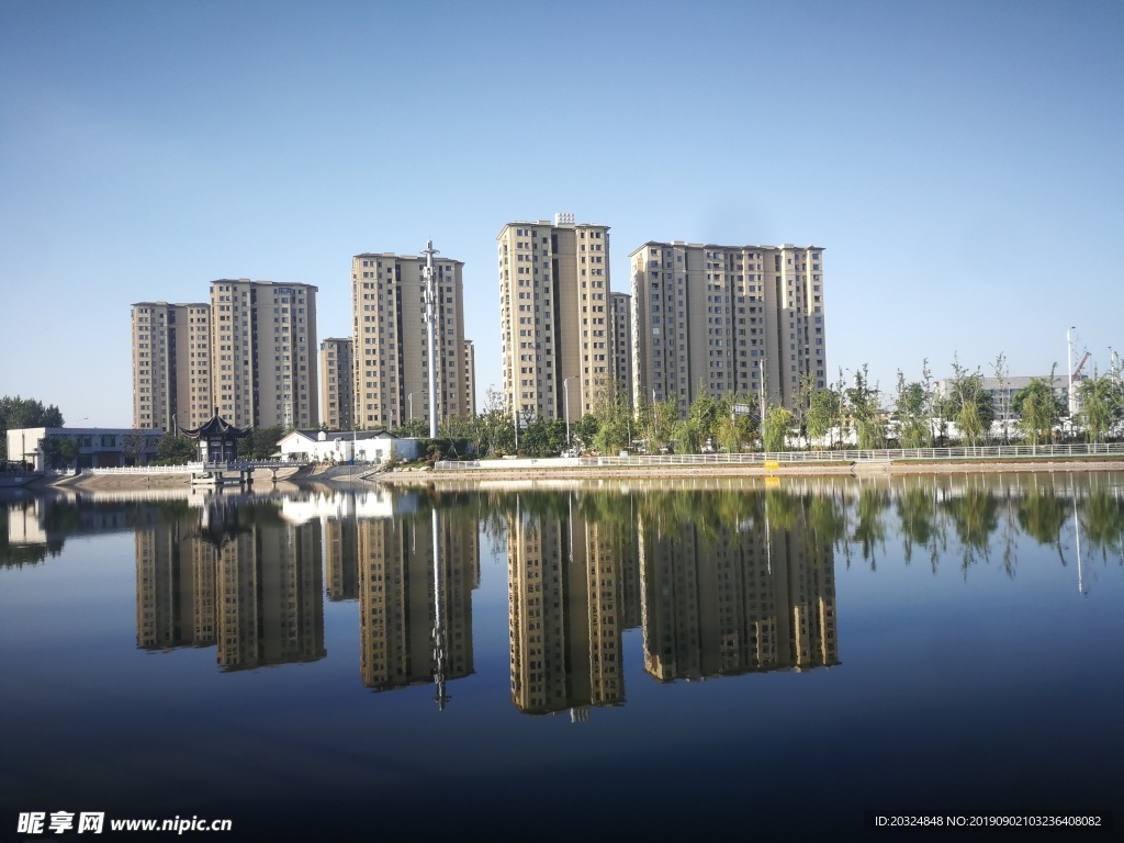 楼房倒影