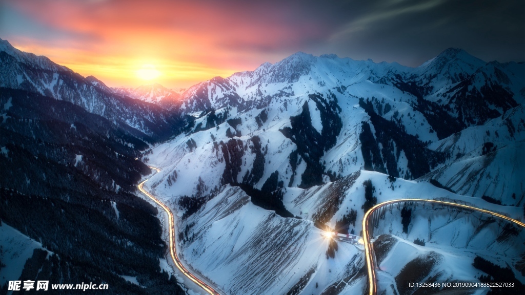 雪山夕阳公路灯光风景